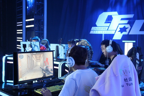 更加坚固的 更加坚固的